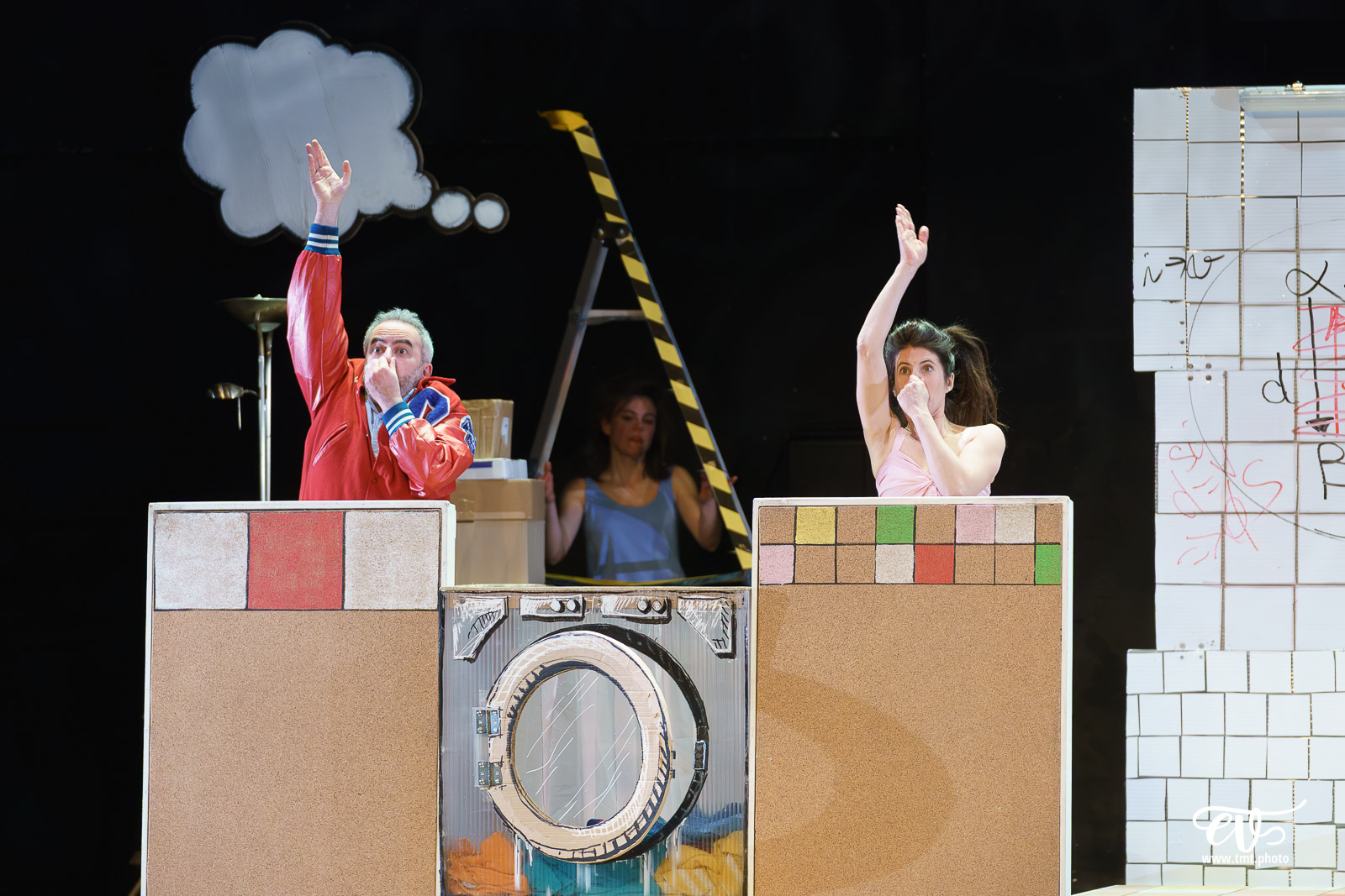 TMTPHOTO DERRIERE LE HUBLOT SE CACHE PARFOIS DU LINGE (LES FILLES DE SIMONE) 022